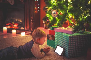 çocuğa Noel ağacı