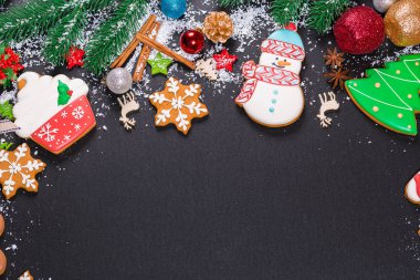 Noel kurabiyeleri ve köknar şenlikli dekorasyon