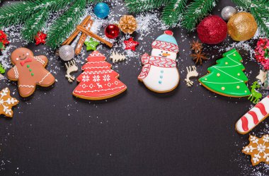 Noel kurabiyeleri ve köknar şenlikli dekorasyon