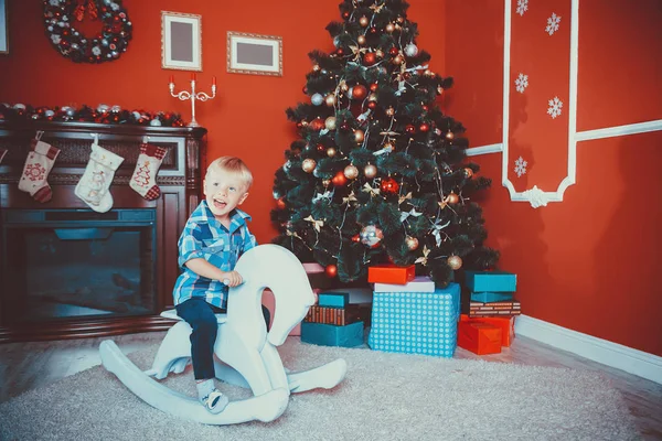Chlapec u vánočního stromu — Stock fotografie