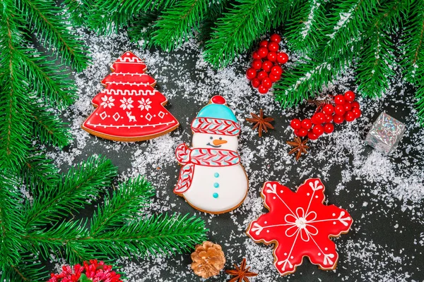 Galletas de Navidad y decoración festiva de abeto — Foto de Stock