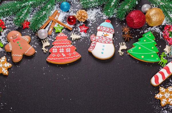 Biscuits de Noël et décoration festive en sapin — Photo