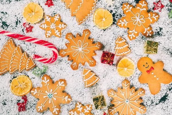 Biscoitos de Natal com decoração festiva — Fotografia de Stock