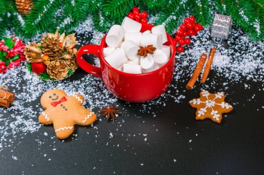 Noel kurabiyeleri ve marshmallow ile Kupası