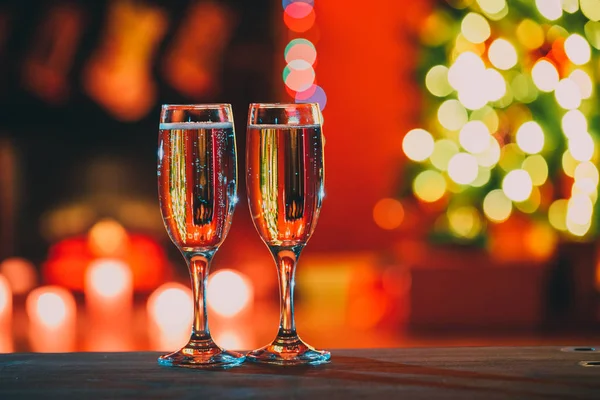 Närbild av två glas med champagne — Stockfoto