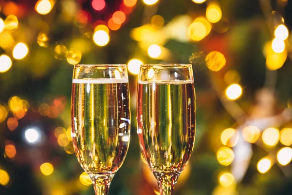 Close-up van twee glazen met champagne — Stockfoto