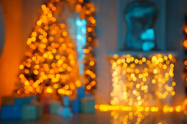 Árbol de Navidad desenfocado y chimenea — Foto de Stock