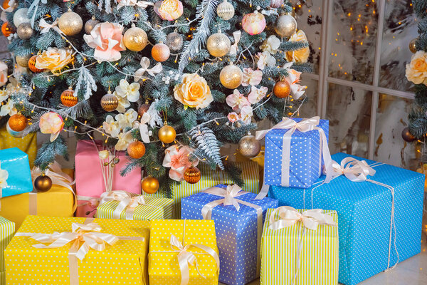 дерево и цветные подарки
