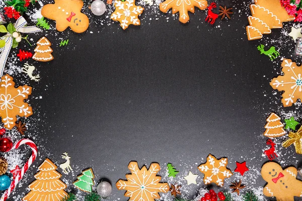 Biscoitos de Natal e decoração festiva de abeto — Fotografia de Stock