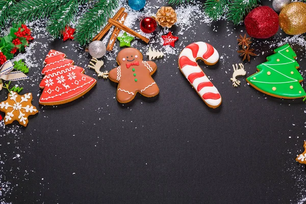 Biscoitos de Natal e decoração festiva de abeto — Fotografia de Stock