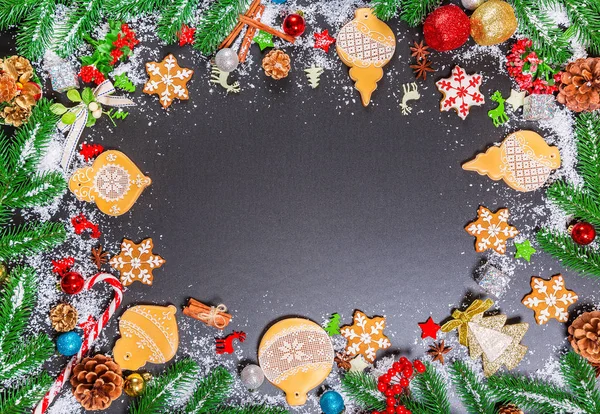 Biscuits de Noël et décoration festive en sapin — Photo