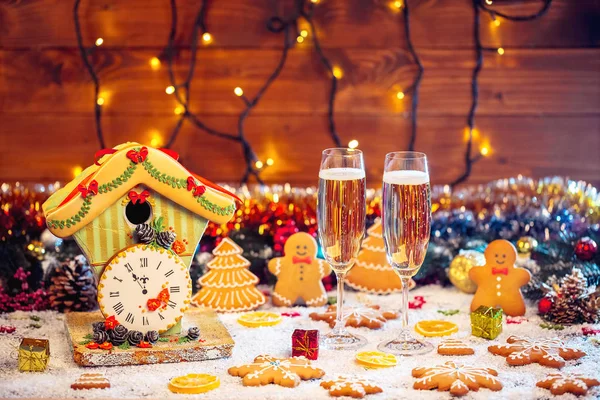 Biscoitos de Natal, copos com champanhe — Fotografia de Stock