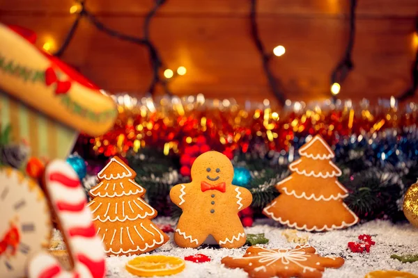 Galletas de Navidad y decoración festiva de abeto —  Fotos de Stock