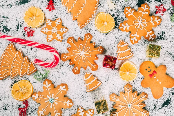 Biscoitos de Natal com decoração festiva — Fotografia de Stock