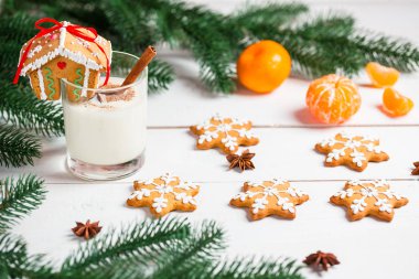 Bir bardak süt ile ev gingerbread