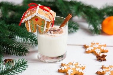 Bir bardak süt ile ev gingerbread