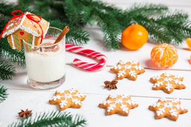 Bir bardak süt ile ev gingerbread