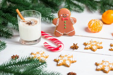 Süt bardak ile Zencefilli adam