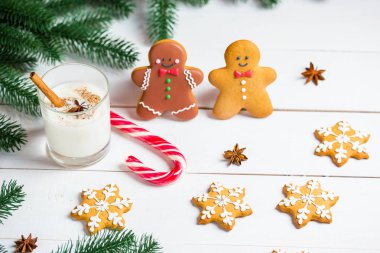 Zencefilli kurabiye adam süt ile