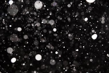 Siyah arkaplana düşen kar