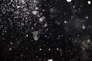 Siyah arkaplana düşen kar