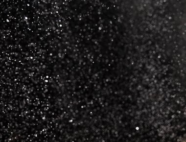 Siyah arkaplana düşen kar