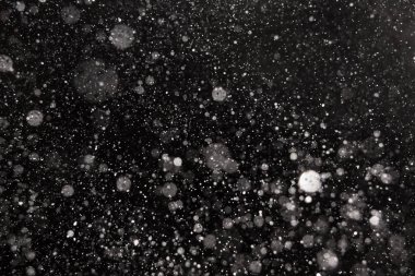 Siyah arkaplana düşen kar