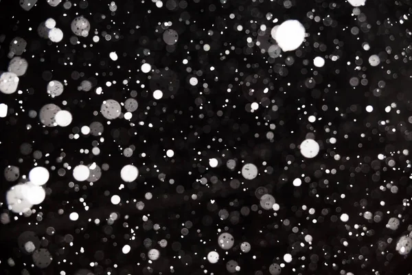 Падаючий сніг на чорному тлі — стокове фото