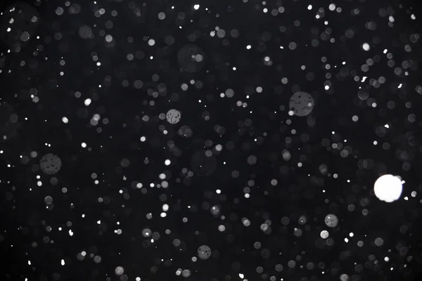 Siyah arkaplana düşen kar — Stok fotoğraf