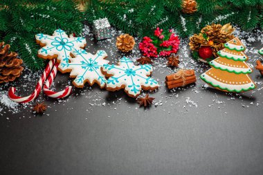 Gingerbread çerezleri koniler ve dekor