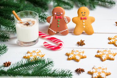 Bir bardak süt ile Noel Gingerbread erkekler