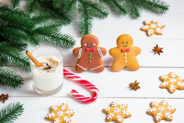 Bir bardak süt ile Noel Gingerbread erkekler