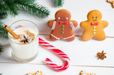 Bir bardak süt ile Noel Gingerbread erkekler