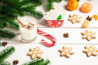 Gingerbread çerezleri bardak süt ile