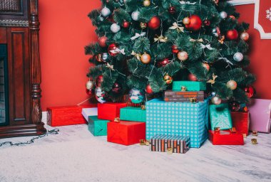 Oda dekore edilmiş Noel ağacı ile