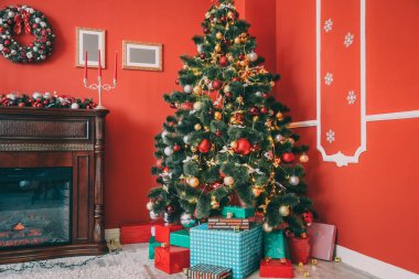 Oda dekore edilmiş Noel ağacı ile