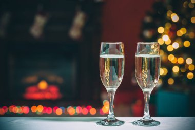 İki kadeh şampanya arka plan bulanık