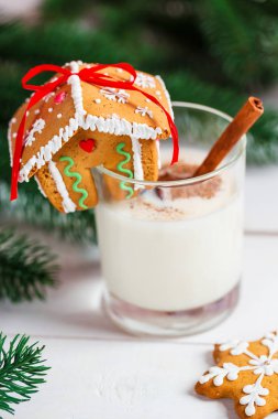 Bir bardak süt ile ev gingerbread