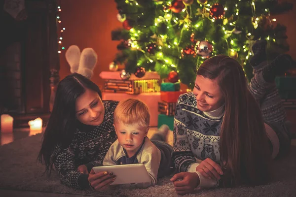 Mladá rodina a dítě — Stock fotografie