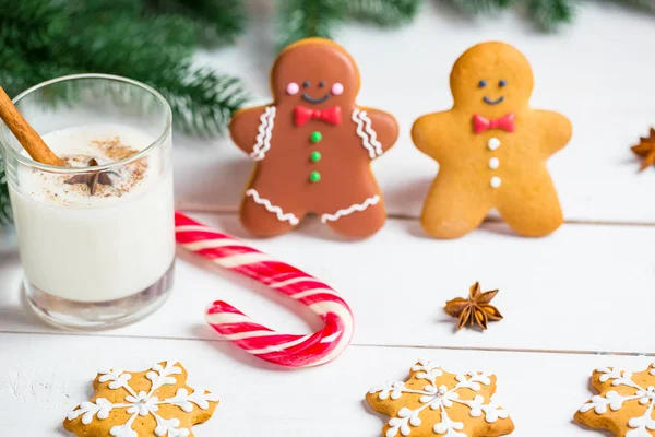 Bir bardak süt ile Noel Gingerbread erkekler