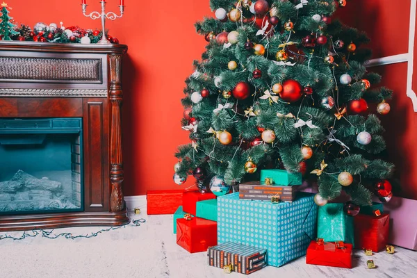 Quarto com árvore de Natal decorada — Fotografia de Stock