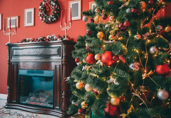 Quarto com árvore de Natal decorada — Fotografia de Stock