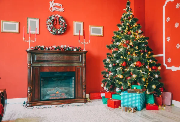 Quarto com árvore de Natal decorada — Fotografia de Stock