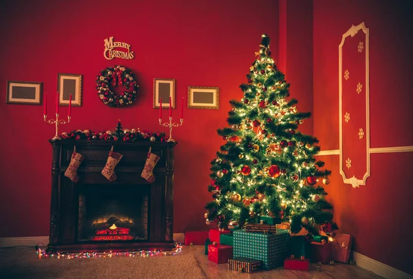 Árvore de Natal decorada, presentes e lareira — Fotografia de Stock