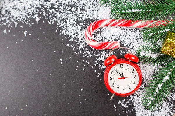 Χριστούγεννα ρολόι και χιονισμένο έλατο κλαδιά — Φωτογραφία Αρχείου