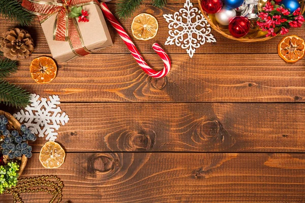 Noel hediyesi, dekor, çam kozalakları — Stok fotoğraf