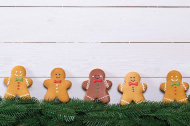 Zencefilli kurabiye adam dalları ile