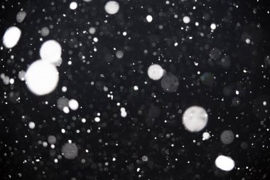 Siyah arkaplana düşen kar