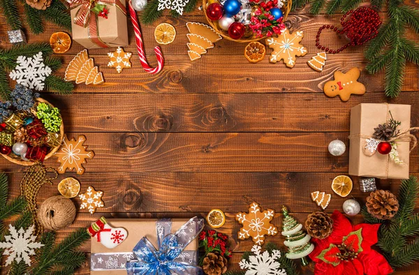 Presentes, biscoitos, decoração e abeto — Fotografia de Stock