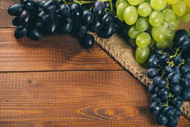 Beyaz ve mavi üzüm yaprakları ile demetleri